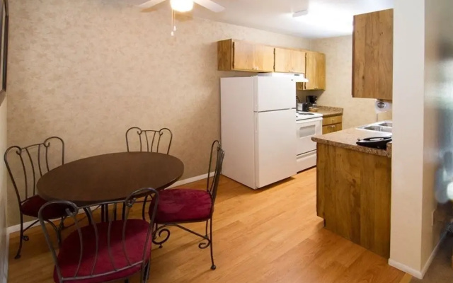River Oaks Suites & Apartments