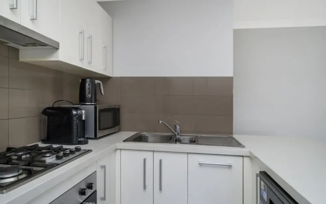 Sunny 2-bed in Quiet Location With Balcony