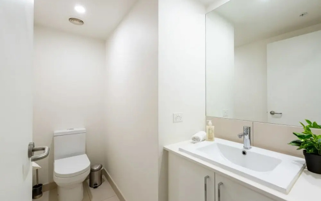 Raphael 2Bdr Carlton Apartment