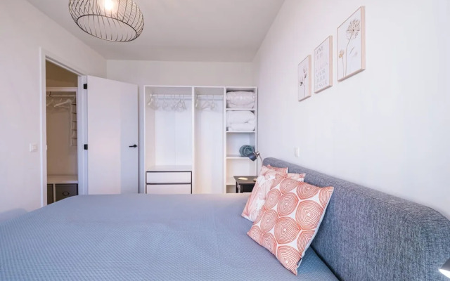 Spacious Apartment With Sunny Terrace