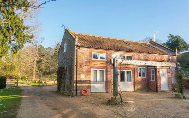 Host Stay Boathouse Barn