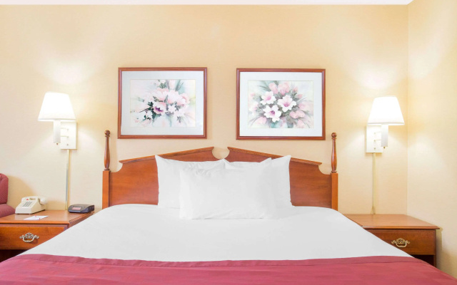 Ramada by Wyndham Angola/Fremont Area