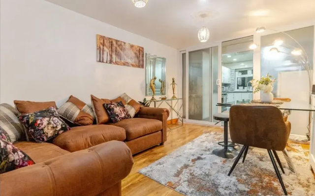 Smethwick - House - Sleeps 8 - Parking
