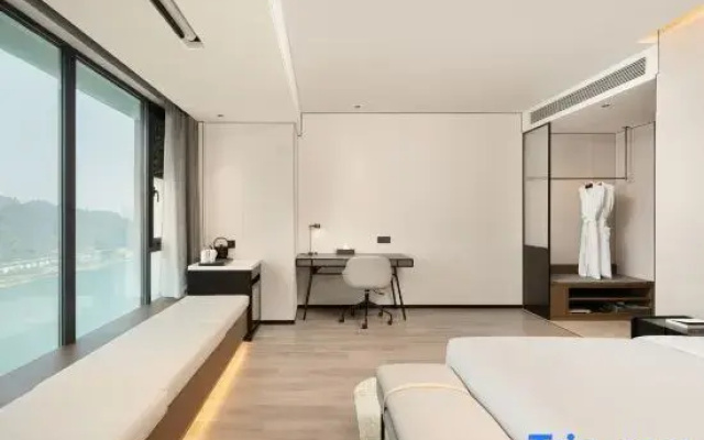 Madison Hotel (Yibin Hejiangmen Yangtze River Park)