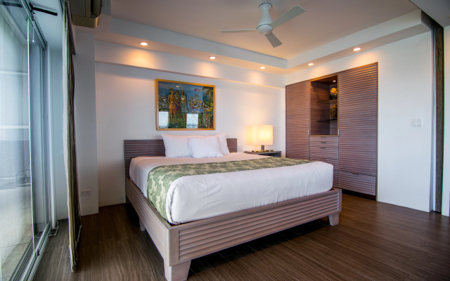 Waikiki Shore by OUTRIGGER