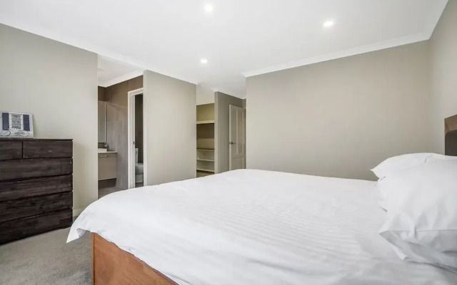 Spacious 4-bed House With Outdoor Area