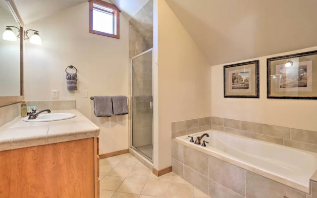 Ski-in/ski-out Donnelly Townhome w/ Hot Tub!