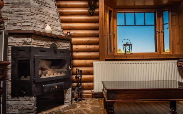 *2 bdr log house /mountains/Queen bed/fireplace
