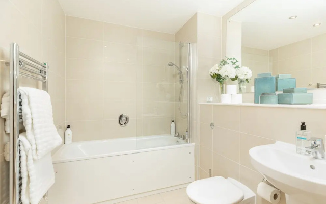 Price & Weeks - Winchester Suite (with Parking)