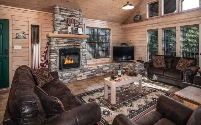Wine N Pines - Two Bedroom Cabin with Hot Tub