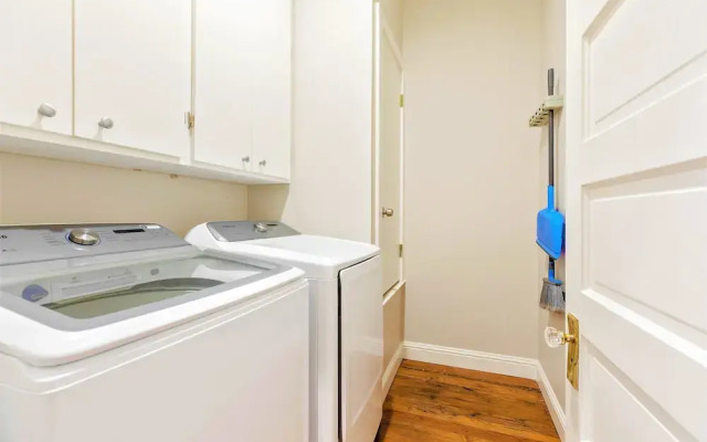 Heart of Fredericksburg w/Pool,Hot-Tub&Grill