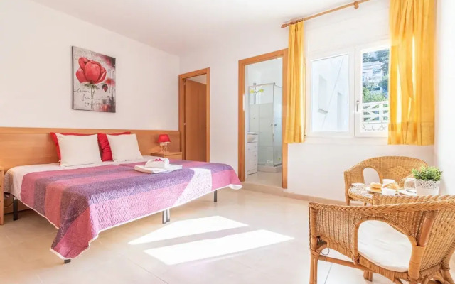 3 Bedroom Villa in Roses Near the Beach