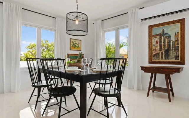 Beautiful 3br2ba Amazing Location w Private Pool