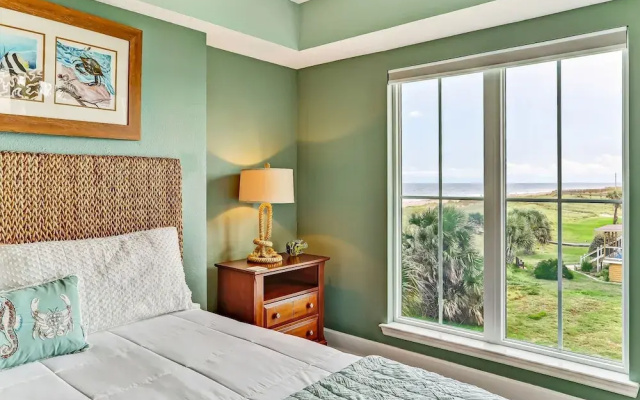 Cozy Beachfront 1BR w/ Stunning Views
