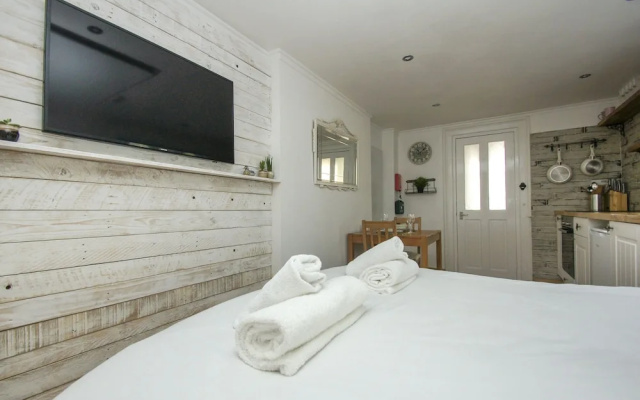 Brunswick Garden Studio Patio by Brighton Holiday Lets