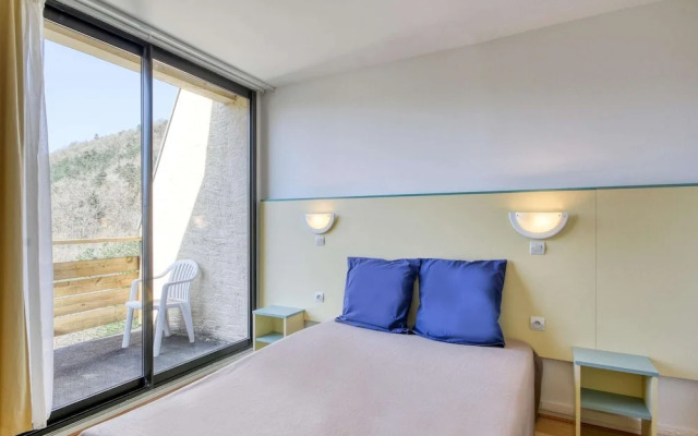 Spacious Landscape Stay for 4 by the Lake