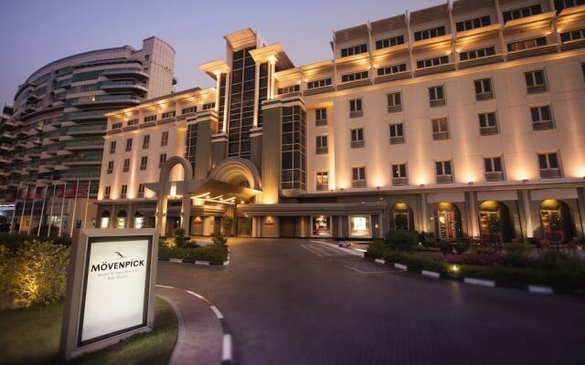 Movenpick Hotel & Apartments Bur Dubai вид на фасад