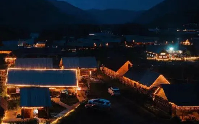 Hemu Open to the Mountain Homestay（Hemu Bridge Store）