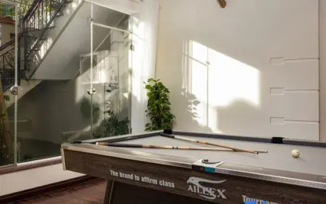 1000m2 Private Villa 32 An Duong Tay Ho