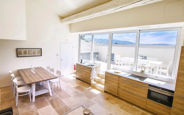 Alluring Apartment in Villesèque with Jacuzzi