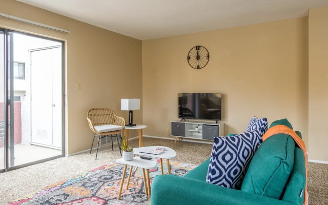 2 BR Apt w/ Pool, Laundry & Wifi by Frontdesk