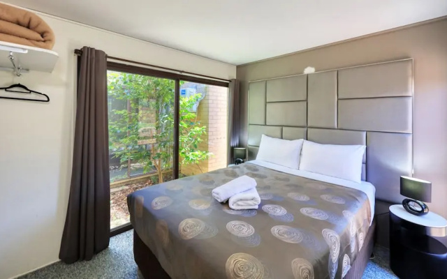 Executive Hideaway Motel