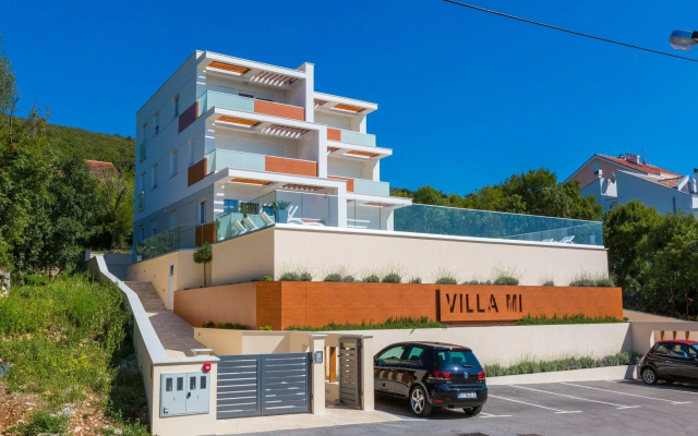 Wonderful villa apartment with swimming pool and sea view !