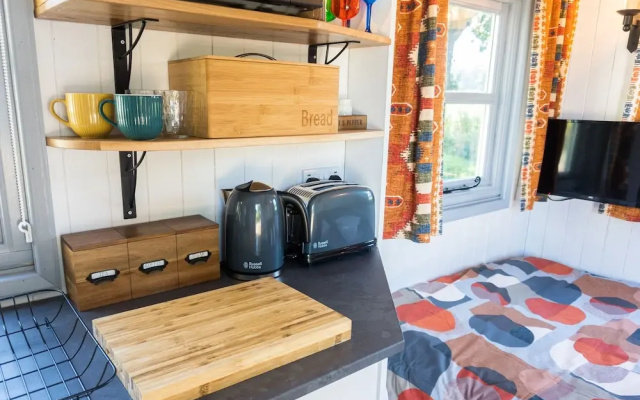 The Hideaway Hut - 1 Bed Shepherds Hut - Hereford