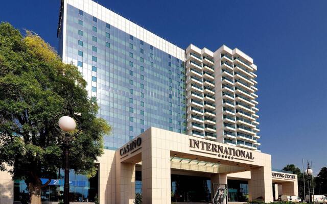 INTERNATIONAL Hotel Casino & Tower Suites вид на фасад