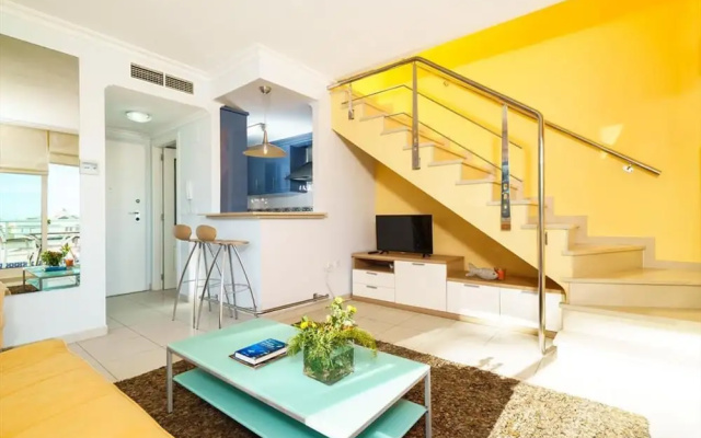Fantastic first beach line attic apartment, sleep7
