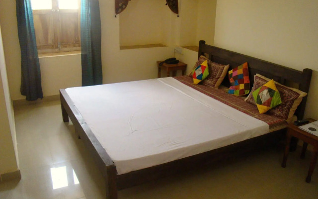 Arya Haveli Hotel