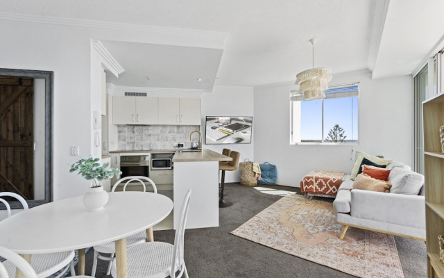 Bright 2 Bed Apartment With Ocean Views