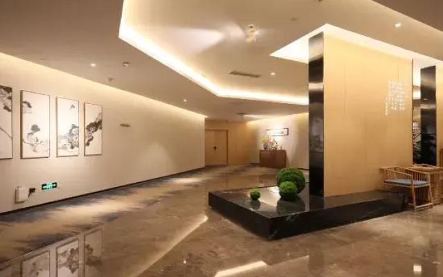 Natural Land Hotel (Zhengzhou CBD Exhibition Center)
