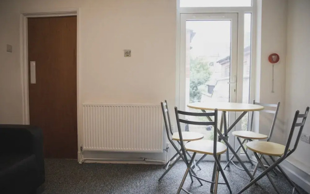 Room in Guest Room - Spacious Double Room in Leicester