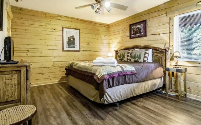 Log Heaven - Three Bedroom Cabin with Hot Tub
