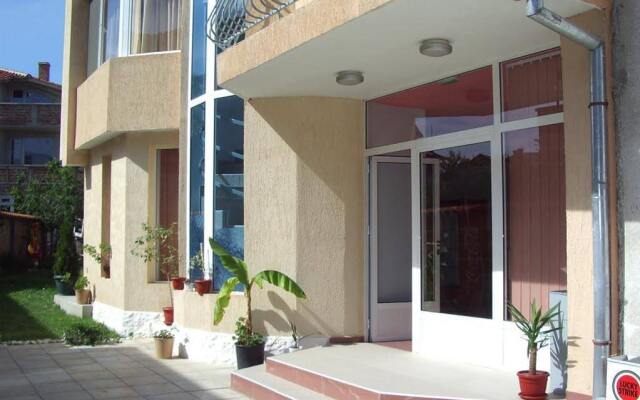 Vanessa Family Hotel Равда вид на фасад