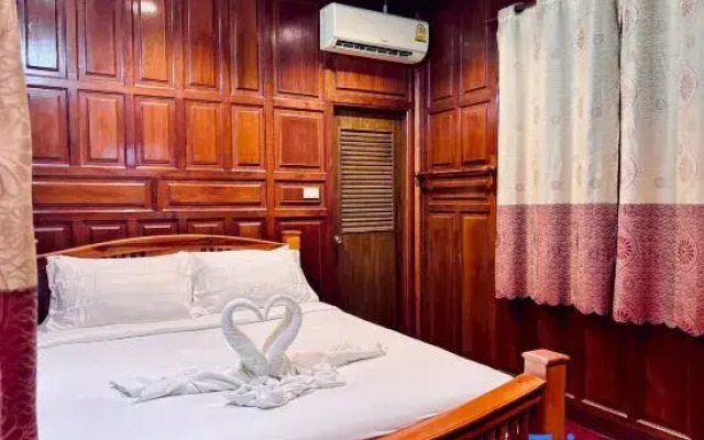 Thai teak Sathon Guest House