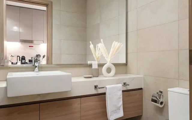 Large Balcony Studio 10mins From Dubai Mall