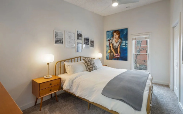 Pine Street Loft – Steps from Old Town Square!