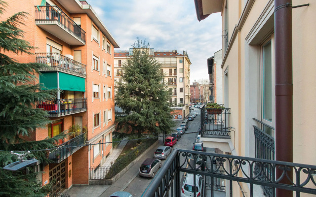 Colorful Statuto Square Design Apart