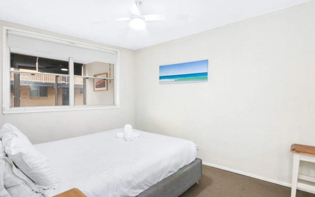 Bright 2 Bedroom Apartment in Burleigh Beach