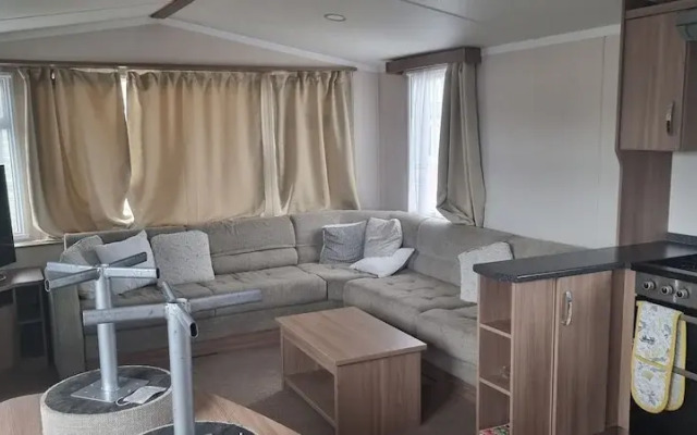Lovely 8 Berth Direct Beach Access