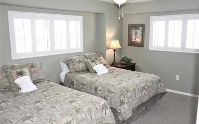 Jamaica Royale - 405 - 2 Br Condo
