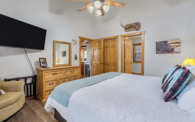Grey Moose Lodge w/ Amenities Access!