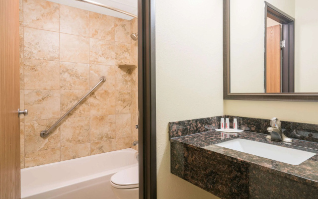 Days Inn & Suites by Wyndham Baxter Brainerd Area