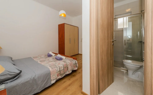 Spacious Apartment w Patio 40m From the Beach