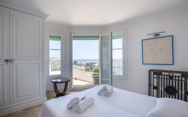 Art Deco Apartment terrace by Weekome