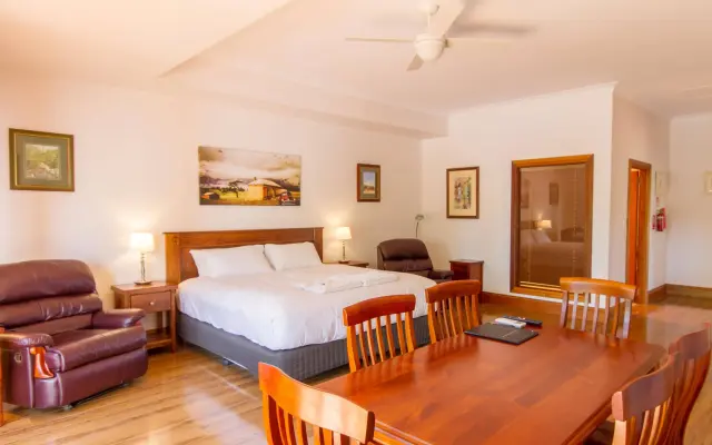 Birdwood Motel