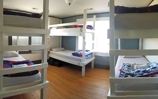 Bon Paul & Sharky's Youth Hostel