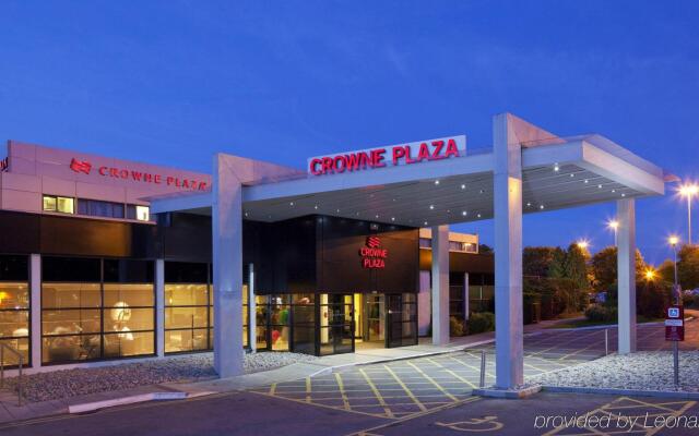 Отель Crowne Plaza Manchester Airport Манчестер вид на фасад